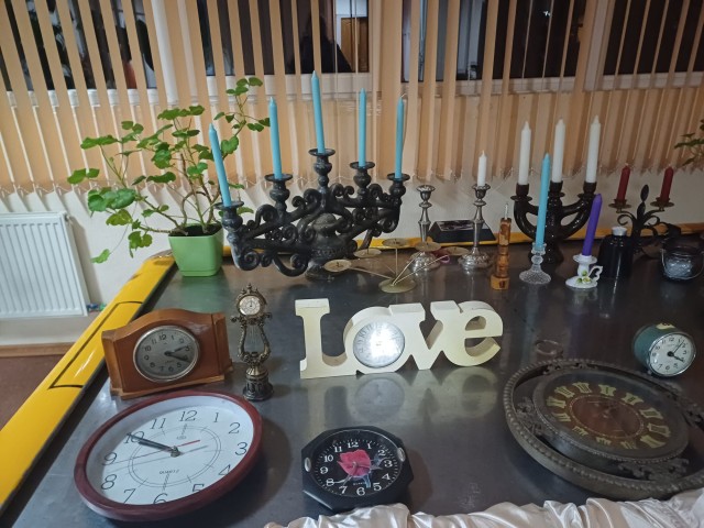 pulksteņu un svečturu izstāde